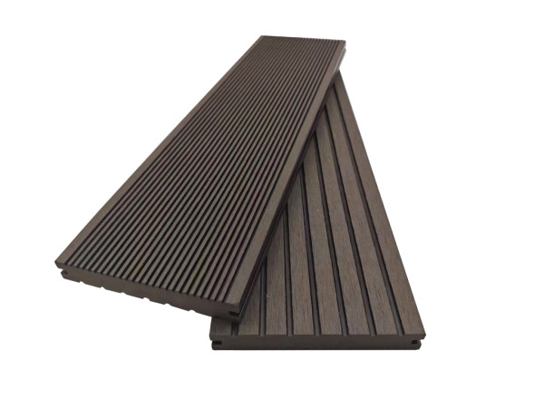 Lames de terrasse premium en composite couleur marron foncé