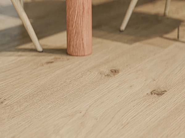 Parquet massif chêne rustique, poncé et rebouché