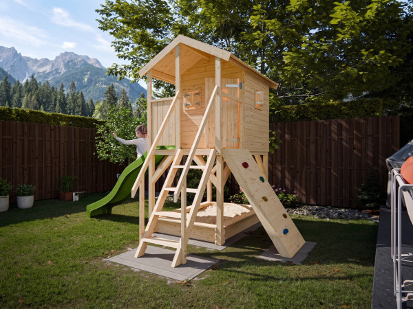 Cabane sur pilotis en bois brut avec toboggan vert “Nele”