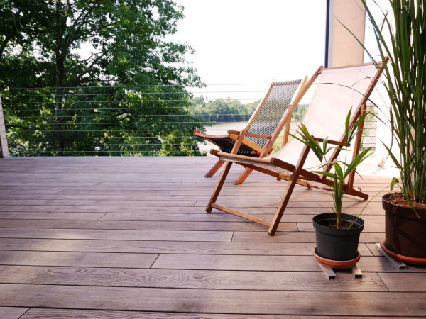 Lame de terrasse D31 Frêne thermique - pose en continu