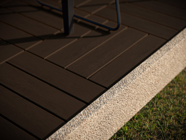 Dalle de terrasse composite aspect bois marron