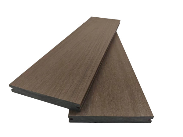 Lames de terrasse premium en composite couleur marron foncé