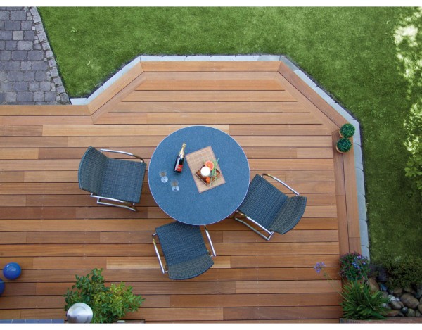 L’illustration montre une lame de parquet avec une surface traitée ; les lames livrées présentent des caractéristiques naturelles du bois.