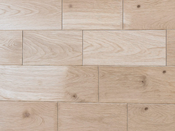 Parquet massif en chêne rustique poncé, lames larges