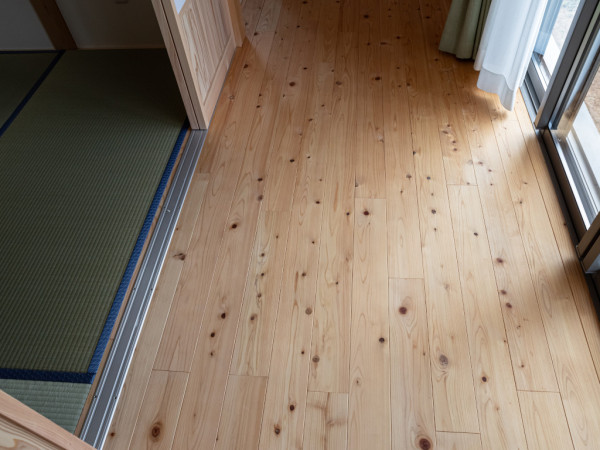 Parquet massif en épicéa nordique, tri B, brut / non traité