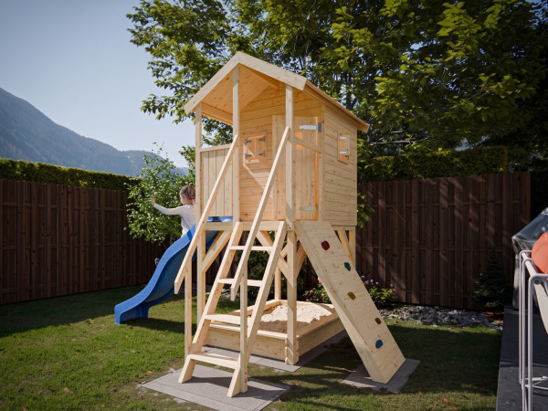 Cabane sur pilotis en bois brut avec toboggan bleu “Nele”
