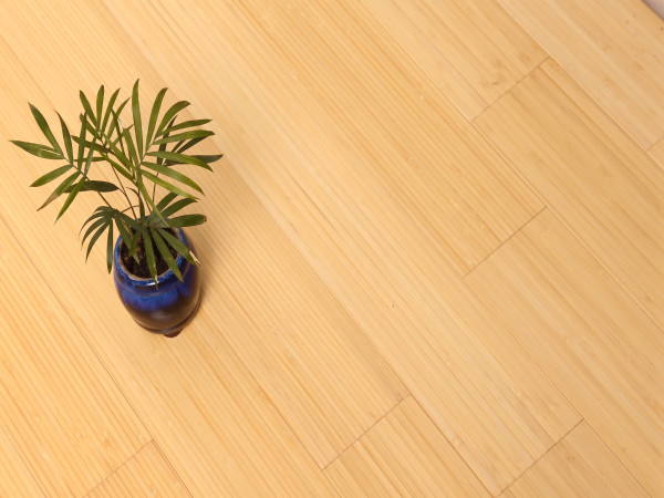 Parquet massif bambou « Hikari Forest » naturel, à lamelles verticales