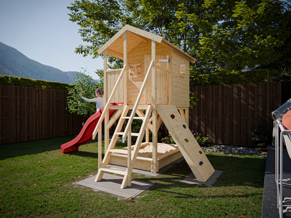 Cabane sur pilotis en bois brut avec toboggan rouge “Nele”